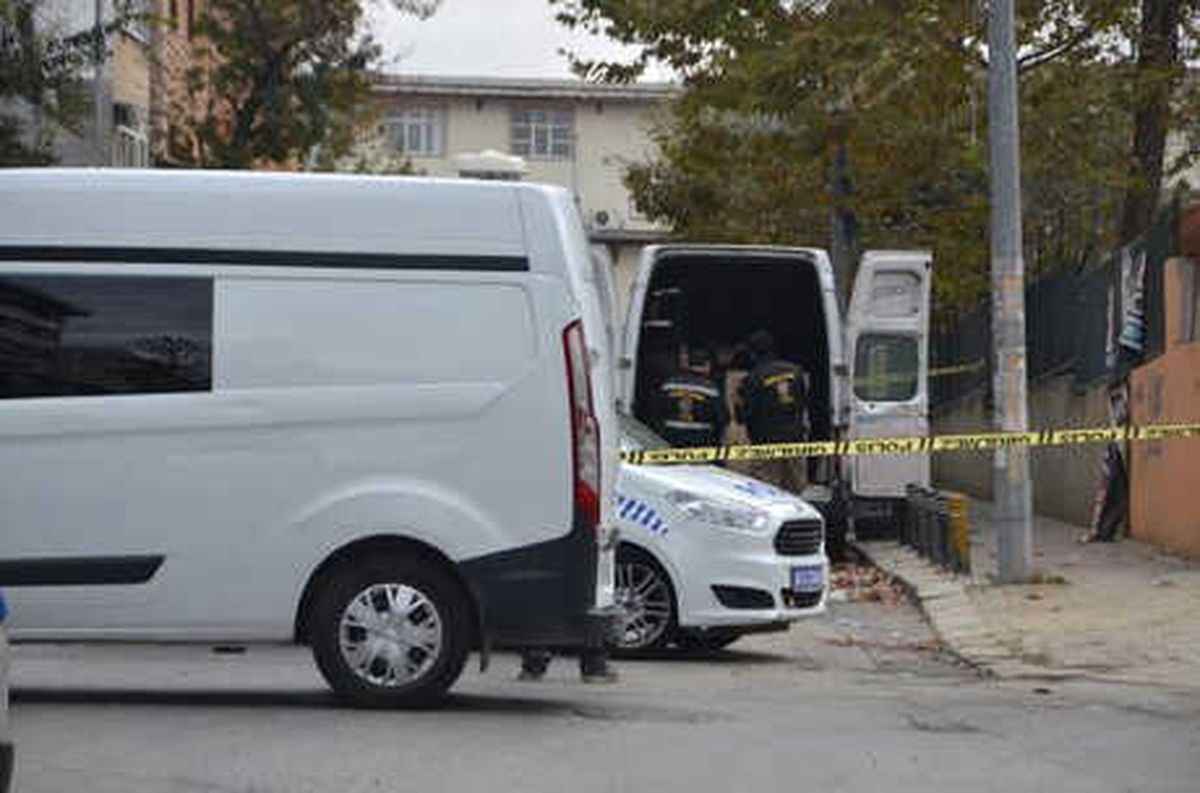 Geniş Haber) Küçükçekmece\'de Kargo Aracının İçinde Şüpheli Paket Polisi Alarma Geçirdi
