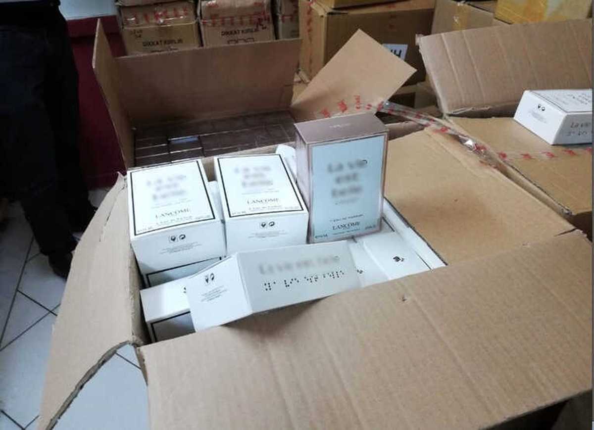 Gümrük Muhafaza Ekiplerinden İstanbul\'da Sahte Parfüm Operasyonu
