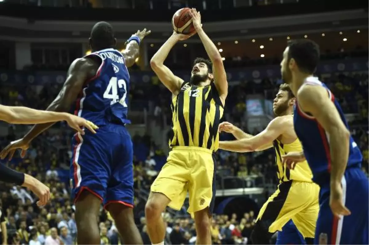 Haftanın Kapanış Maçında Fenerbahçe, Anadolu Efes\'i 86-79 Mağlup Etti