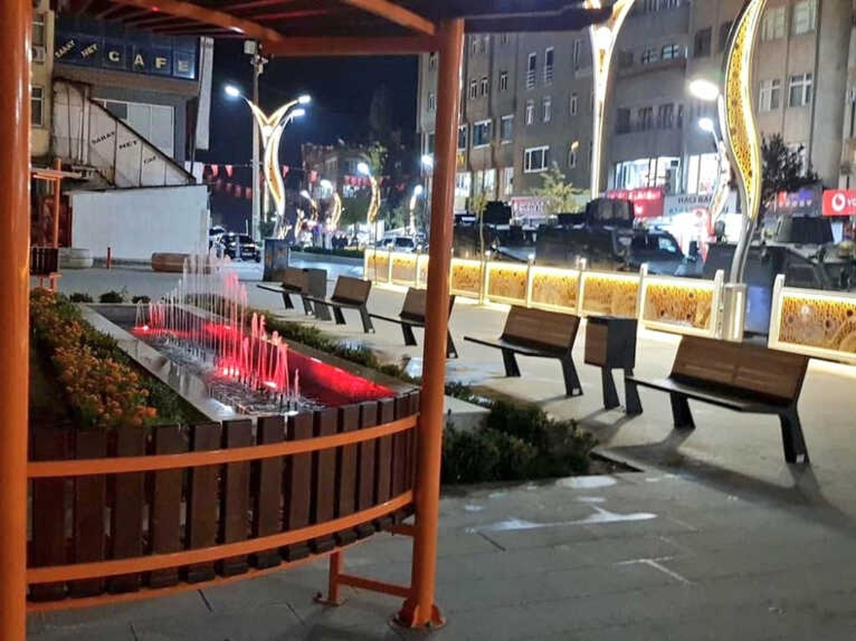 Hakkari Belediyesinden Dekoratif ve Aydınlatmalı Korkuluklar