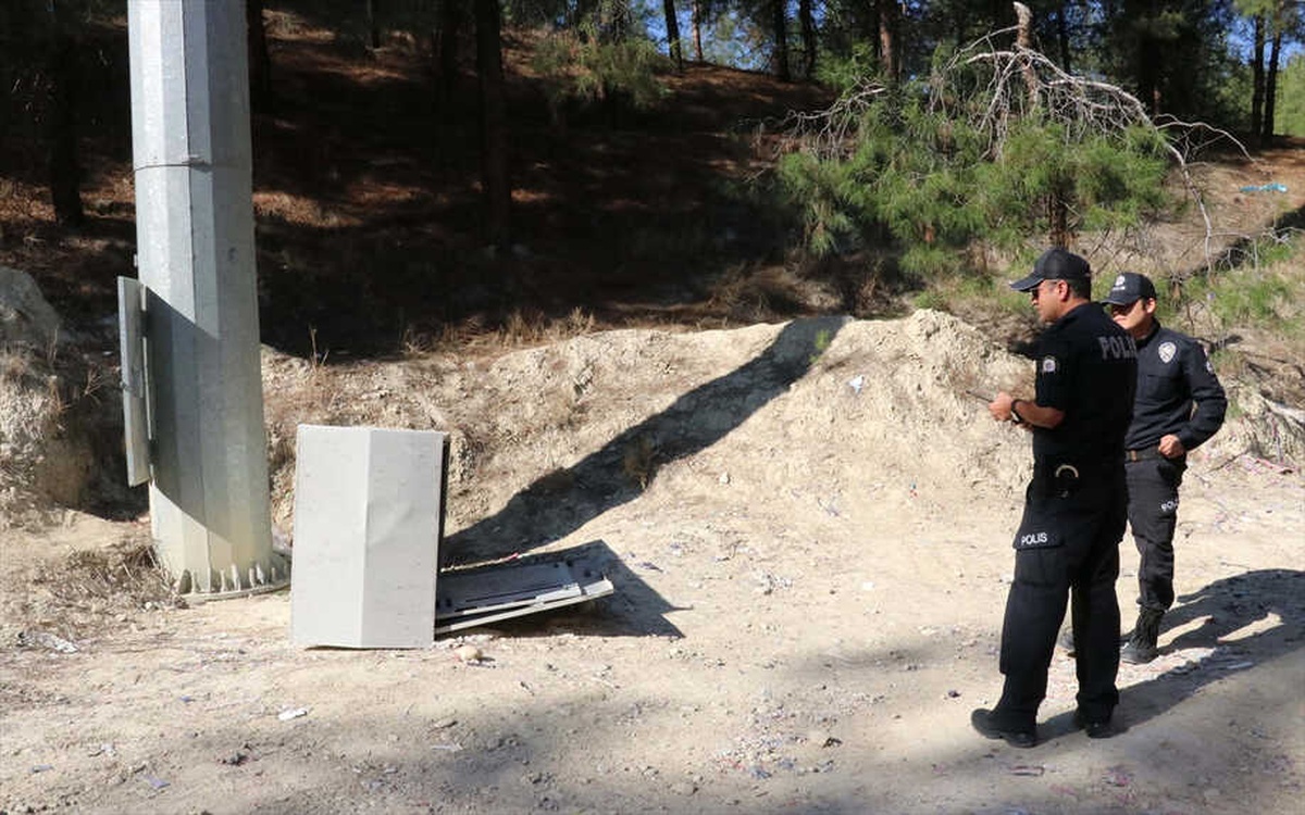 Hırsızlar Parkı Aydınlatan Projektörün Trafosunu Çaldı