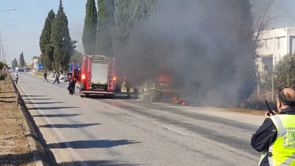 Hurda Yüklü Kamyonet Alev Topuna Döndü
