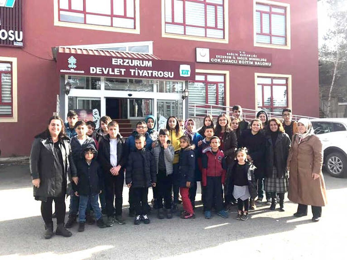 İlk Defa Tiyatroyla Tanıştılar