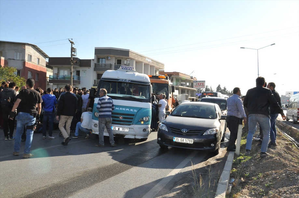 İzmir\'deki Kaza Güvenlik Kamerasına Yansıdı