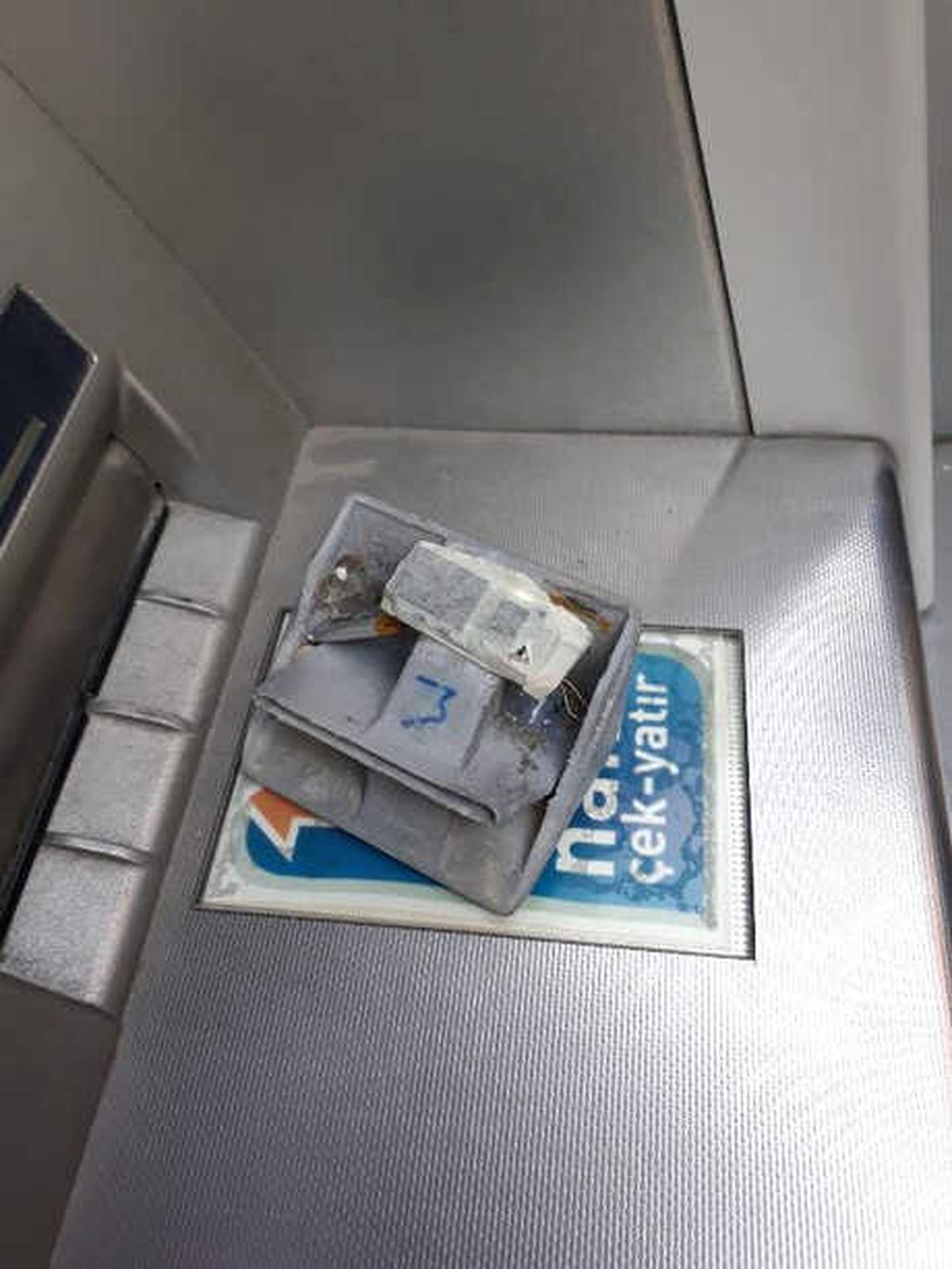 Kadın Müşteri Şüphelendi, Atm\'deki Düzenek Bulundu