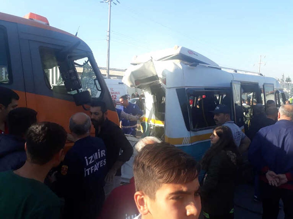 Kamyon Dolmuşa Çarptı: 16 Yaralı