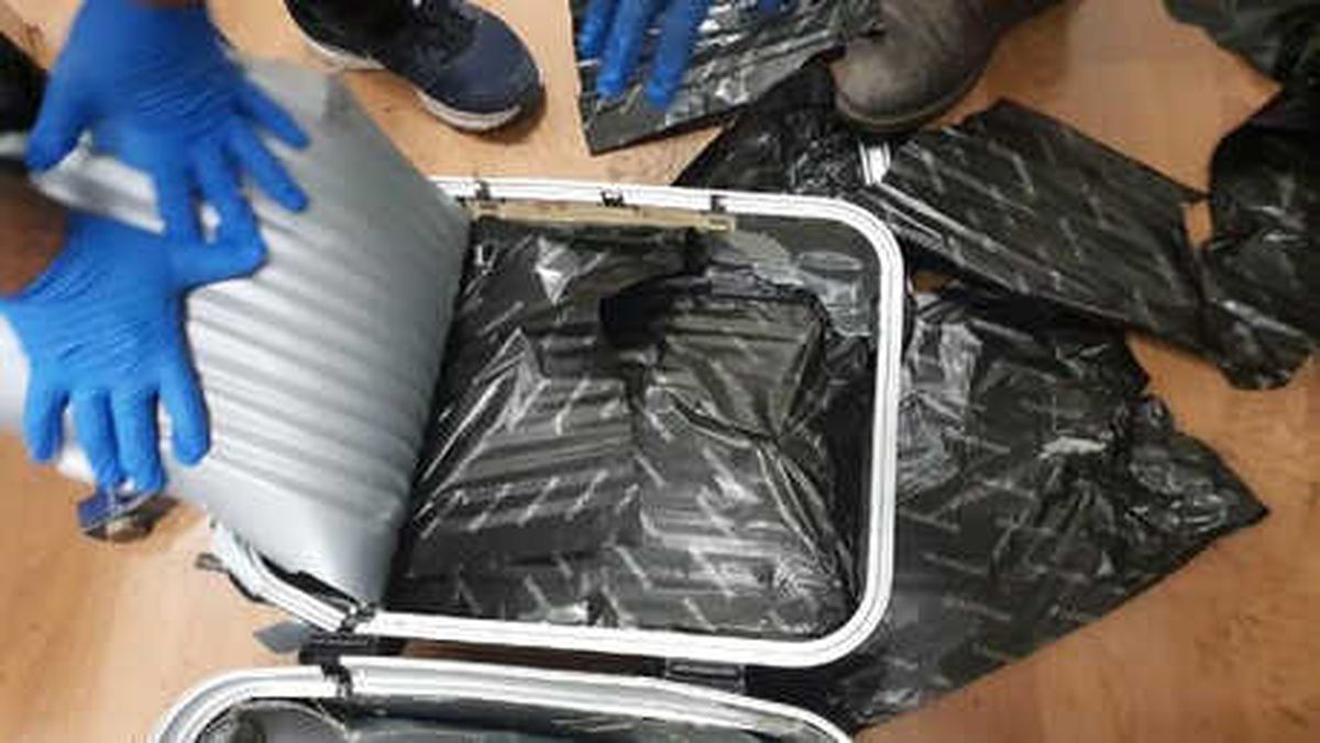 Kargo Şirketindeki Valizde 6 Kilo 595 Gram Afyon Sakızı Çıktı