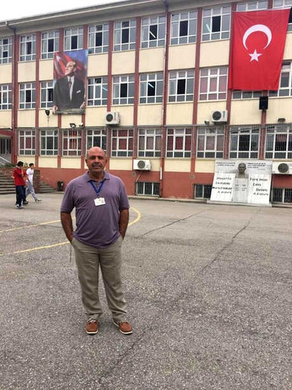 Kavgaya Karışan Öğrencisini Kurtarırken Aldığı Darbeyle Ağır Yaralandı