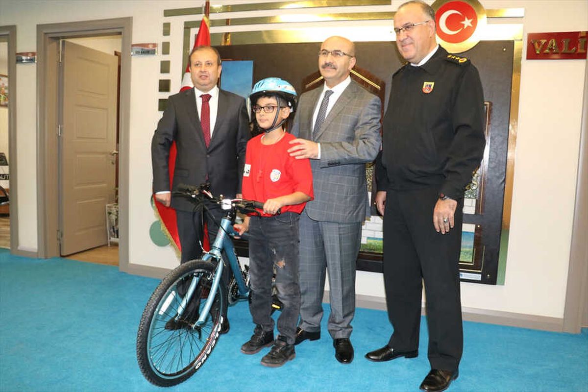 Kırmızı Düdük Çalan Çocuğa Bisiklet