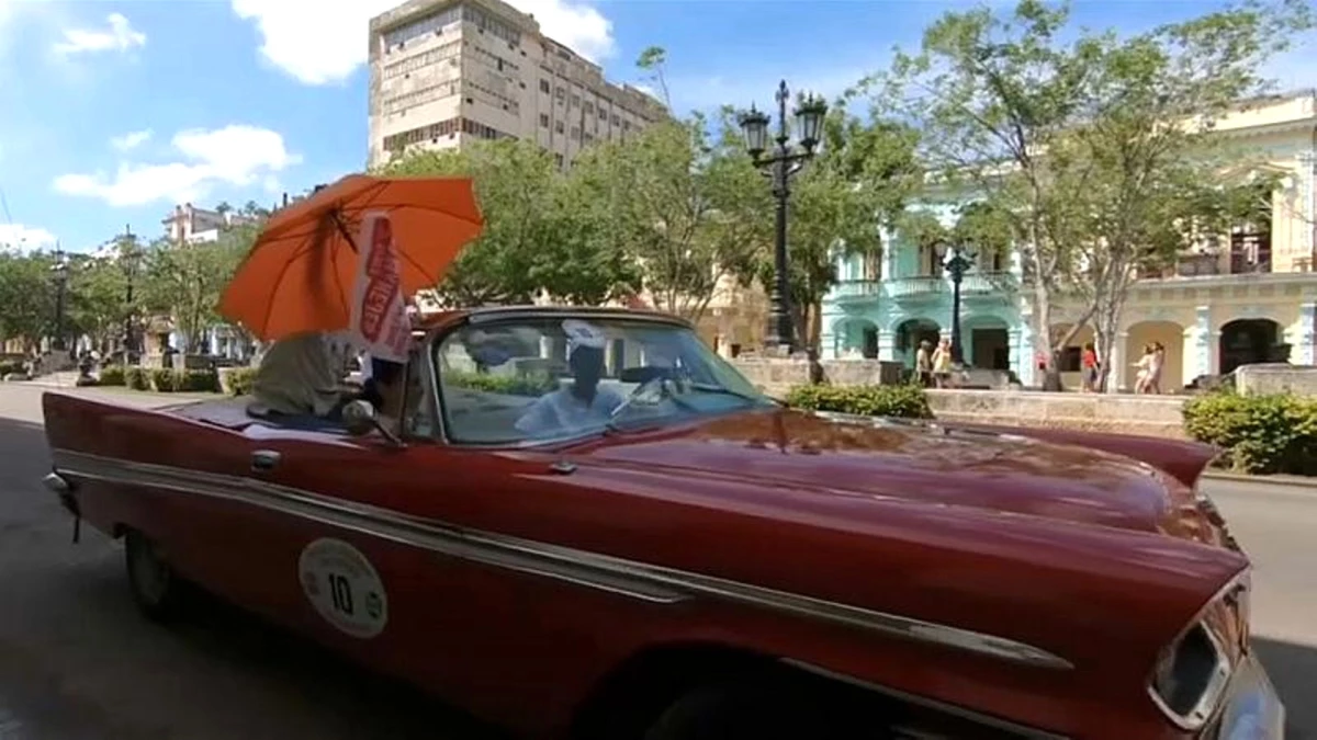 Küba\'nın Başkenti Havana\'da Antika Arabalar Yarıştı