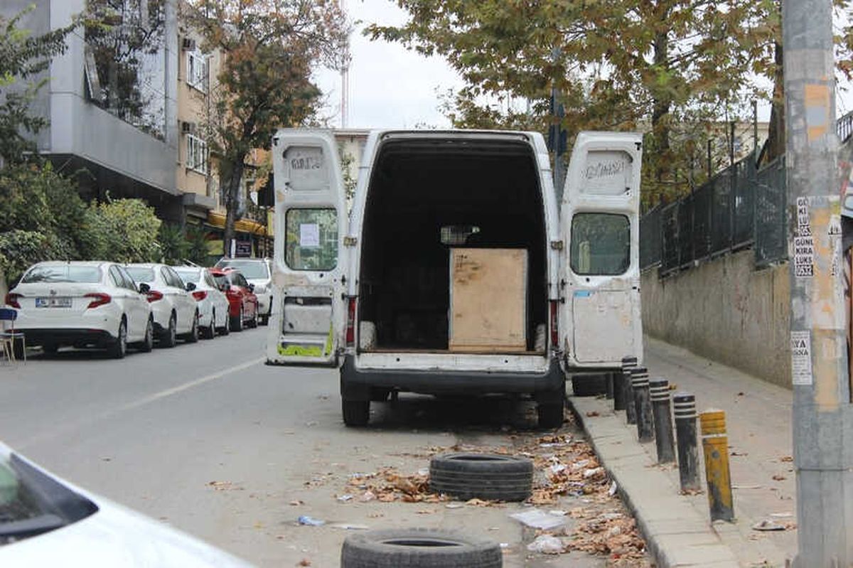 Küçükçekmece\'deki Şüpheli Sandıktan, Kaçak Sigara Çıktı