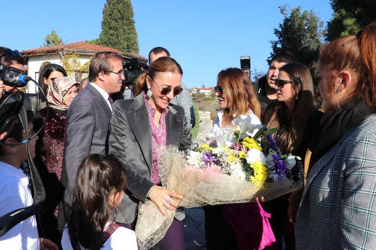 Kültür ve Turizm Bakanı Ersoy\'un Eşi Safranbolu\'yu Gezdi