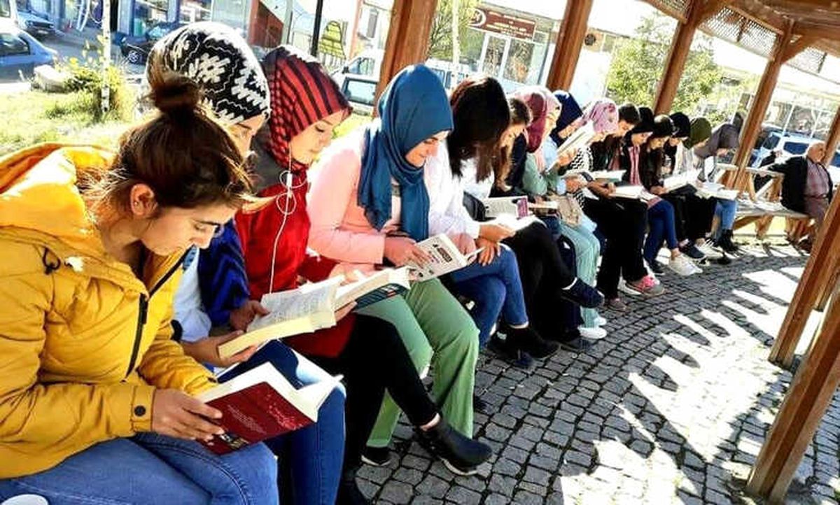 Kyk\'lı Gençler Kitap Okumayı Sevdiriyor