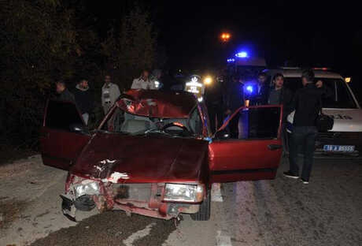 Otomobil ile Motosiklet Çarpıştı: 1 Ölü, 2 Yaralı