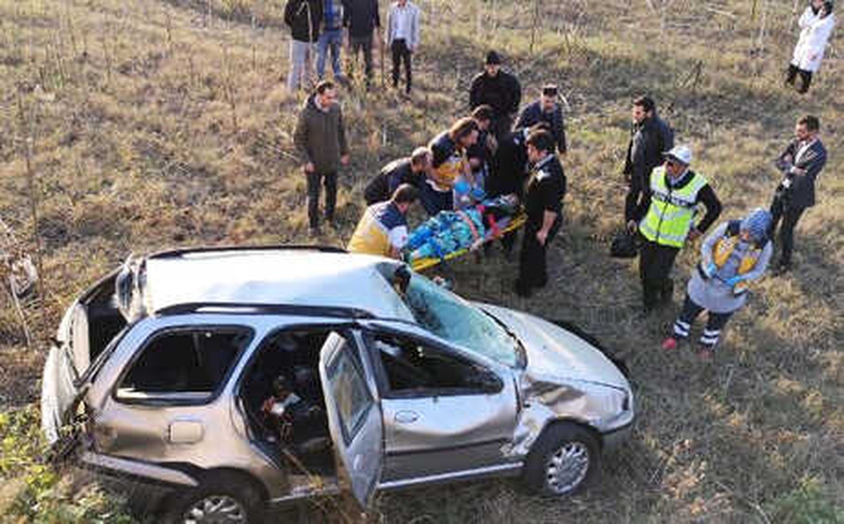 Otomobil Şarampole Yuvarlandı, Sürücü Ağır Yaralandı