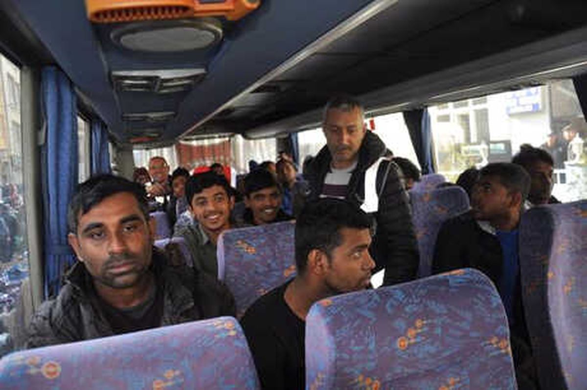 Polisin Kovalamacada Durdurduğu Minibüsten 24 Kaçak Çıktı