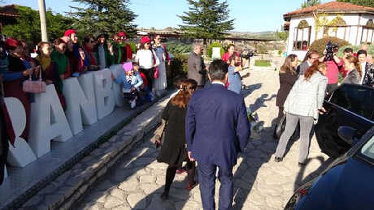 Safranbolu\'ya Gelen Bakan Eşine Çinli Turist İlgisi