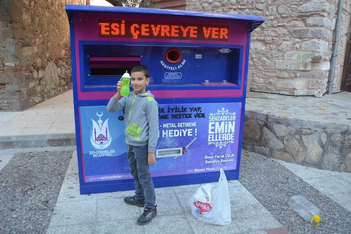 Şehzadeler\'de Atıklar Ekonomiye Kazandırılıyor