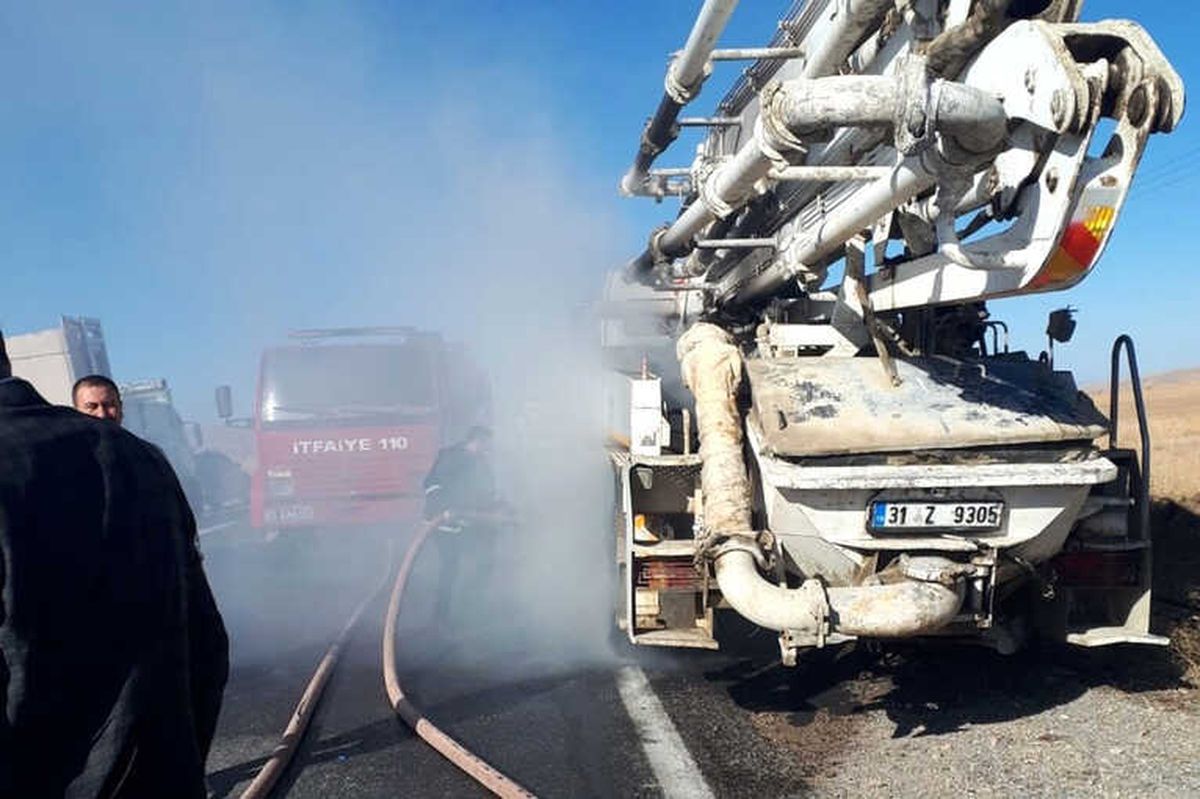 Seyir Halindeki Beton Mikseri Alev Alev Yandı