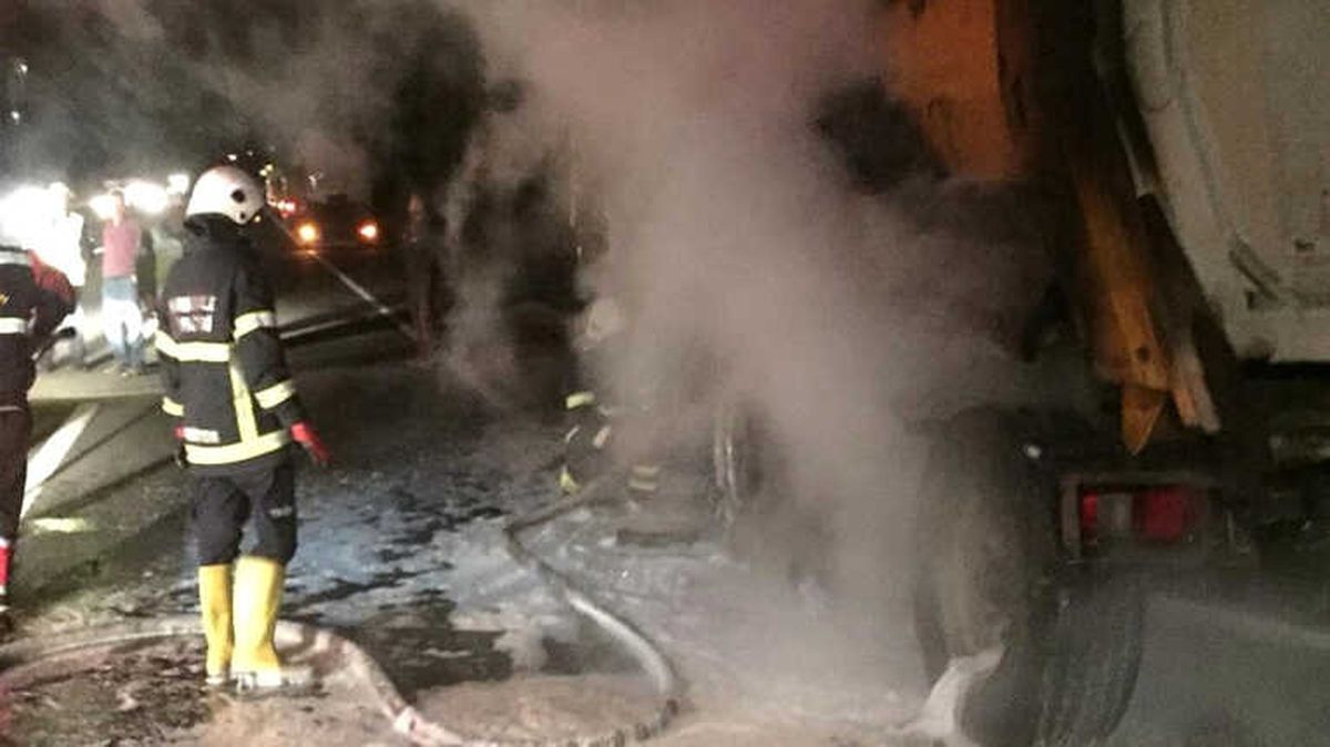 Seyir Halindeki Tırın Lastikleri Yandı