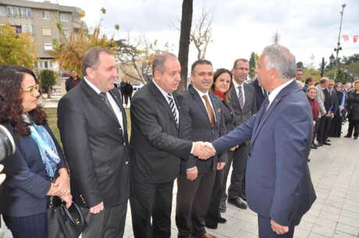 Tekirdağ Valisi\'ni Karşılama Kuyruğu