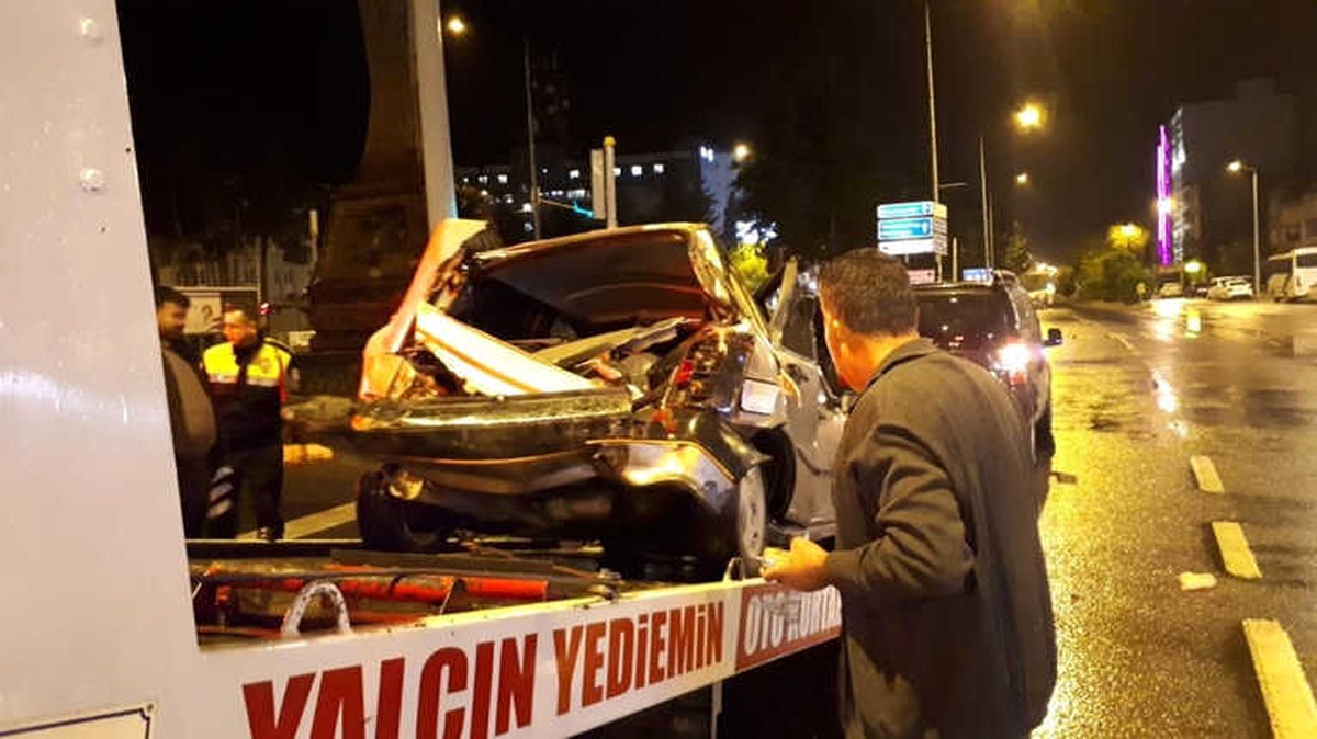 Trafik Işıklarında Zincirleme Kaza: 2 Yaralı