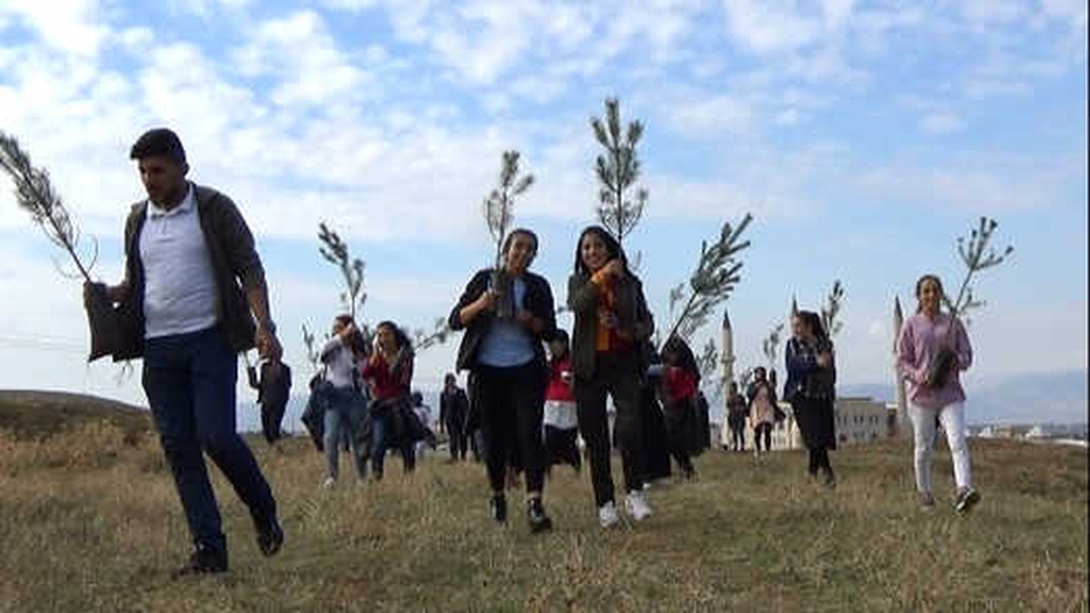 Üniversite Öğrencileri Şehitler Adına Fidan Dikti