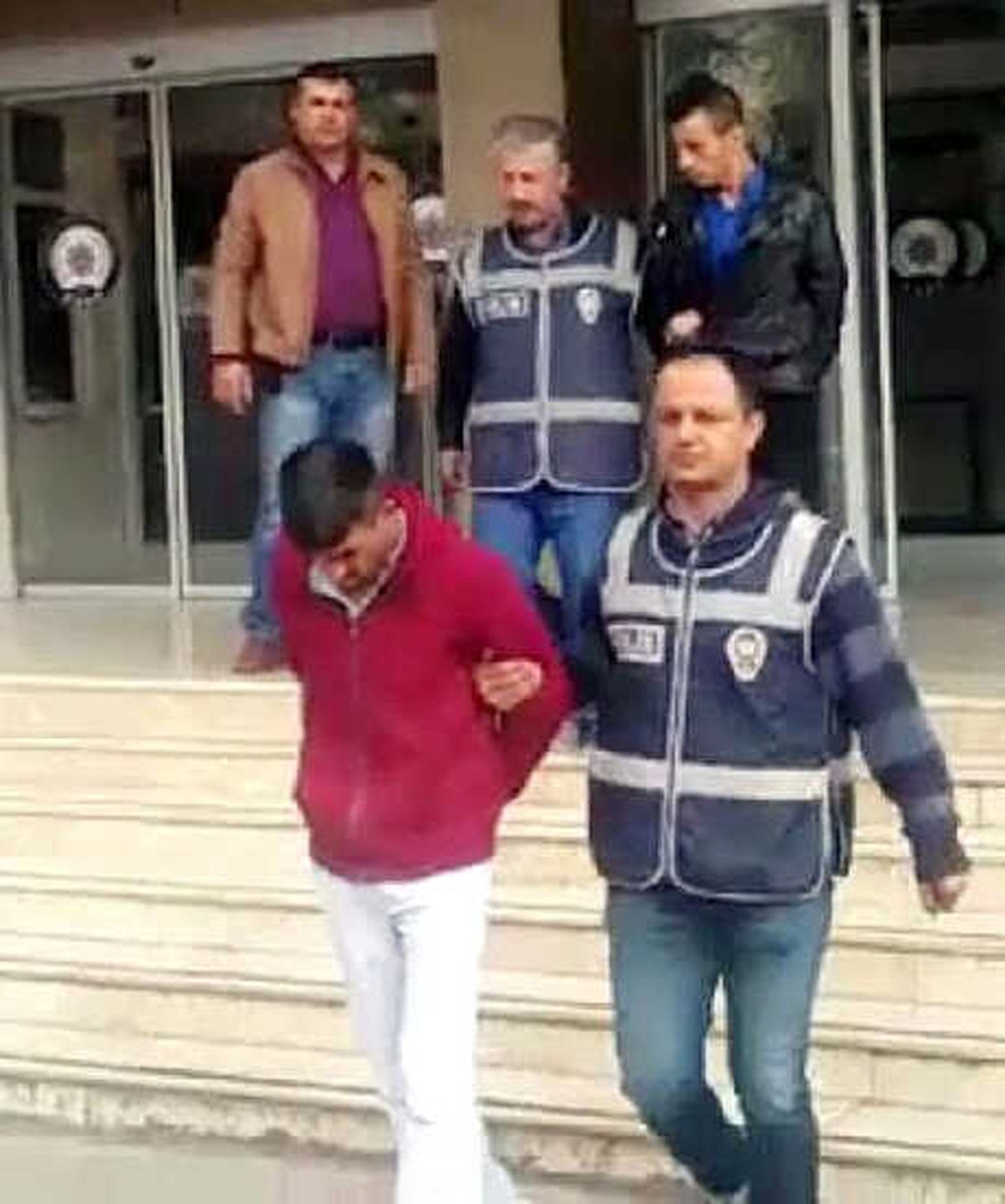 Yaşlıları Yardım Bahanesiyle Dolandıran 2 Şüpheli Tutuklandı