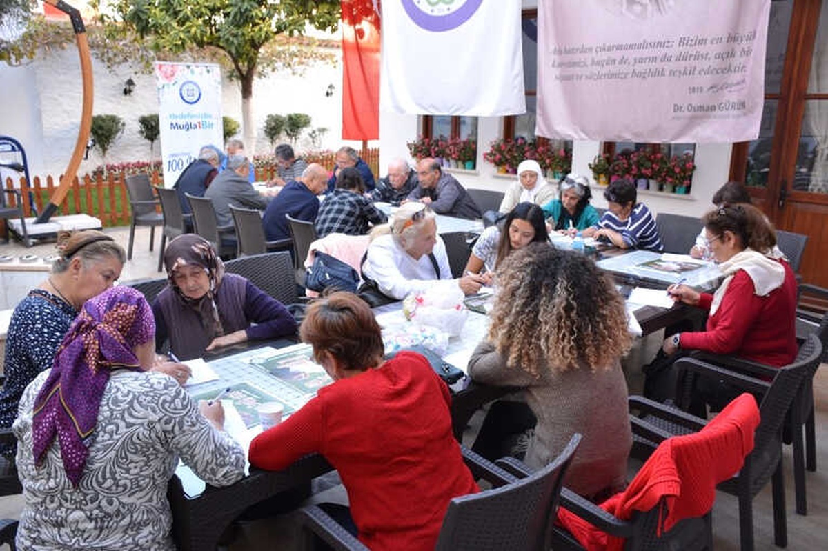 100 Yaş Evi Üyeleri Alzheimer\'a Meydan Okuyor