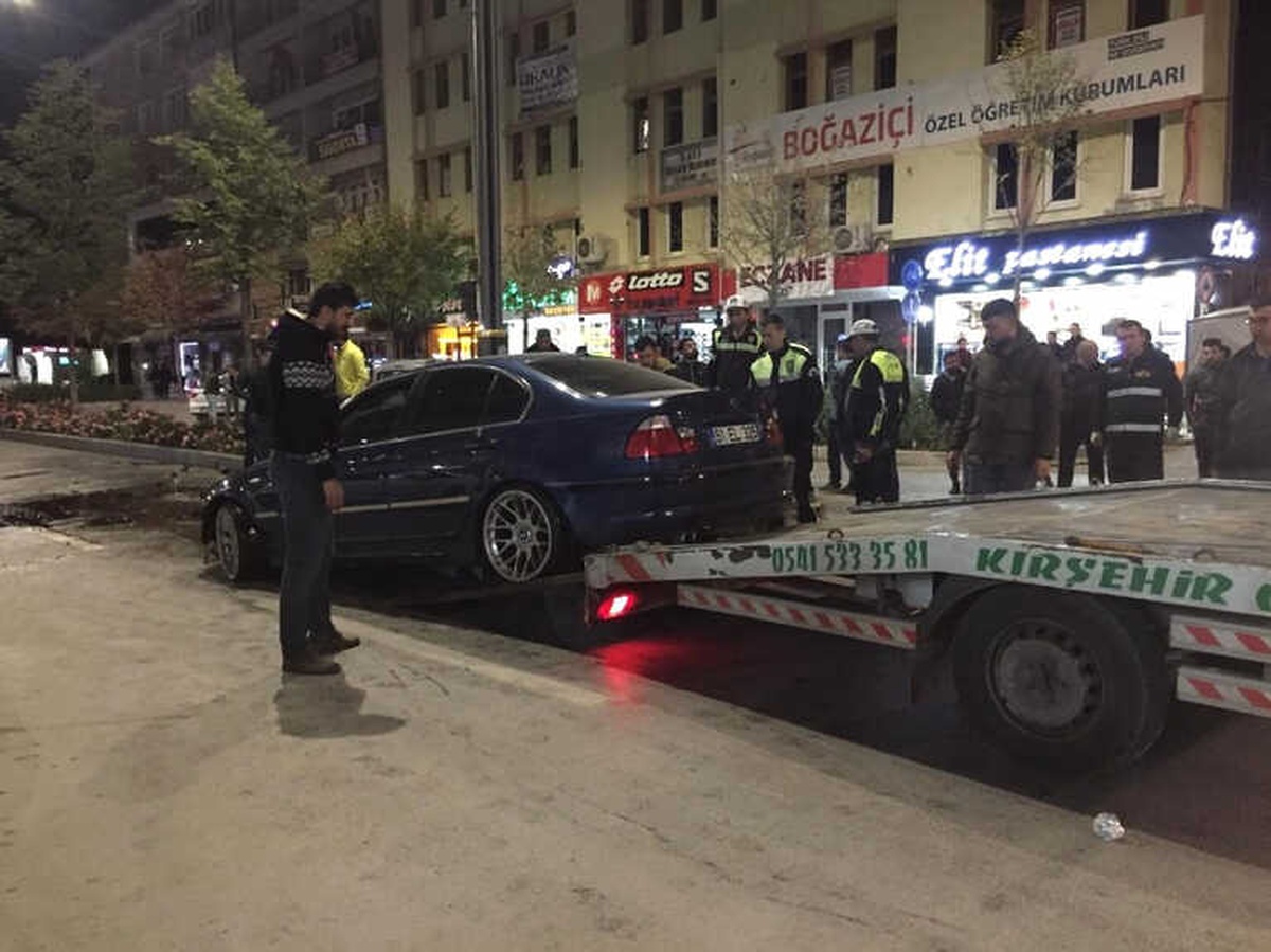 3 Kişinin Yaralandığı Kaza Güvenlik Kamerasına Yansıdı
