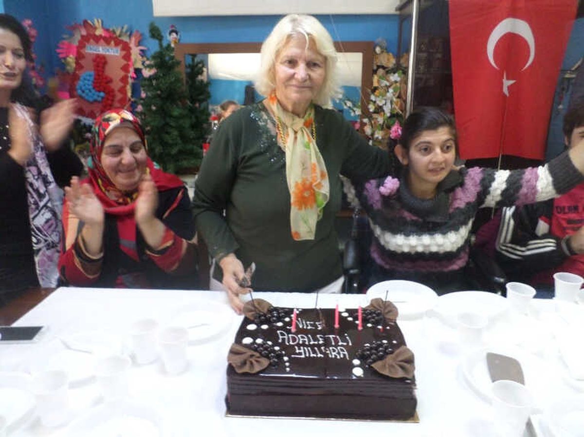 73. Doğum Gününü Engelliler Derneği\'nde Kutladı