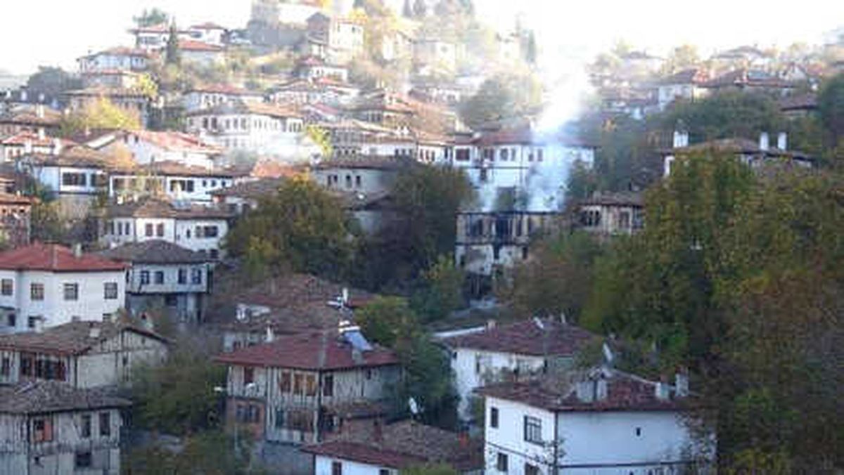 Ahşap Ev Küle Döndü, Alevlerin Arasında Kalan Garson Öldü