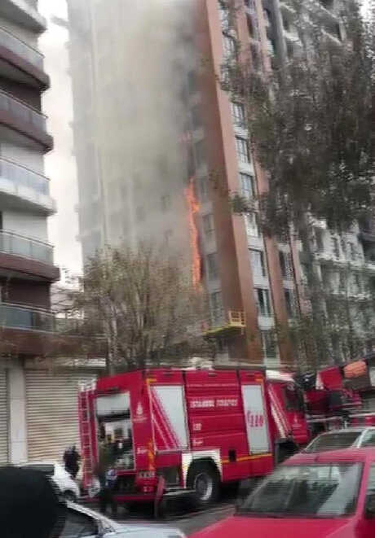Bağcılar\'da Bir Binanın Dış Cephesinde Yangın (1)