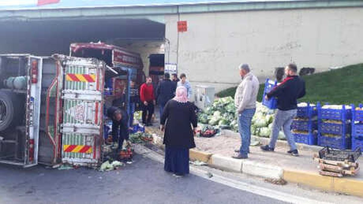 Bağcılar\'da Sebze Yüklü Kamyon Devrildi