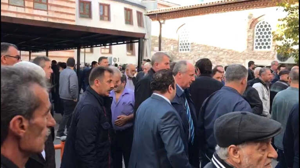 Balkondan Çarşafla İnmeye Çalışırken Düşüp Ölen Kadın Toprağa Verildi