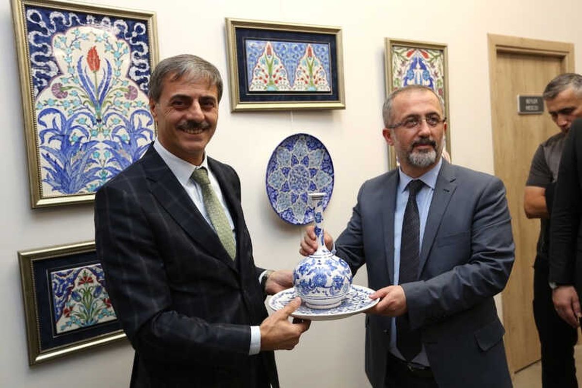 Başkan Alemdar Sergiye Katıldı
