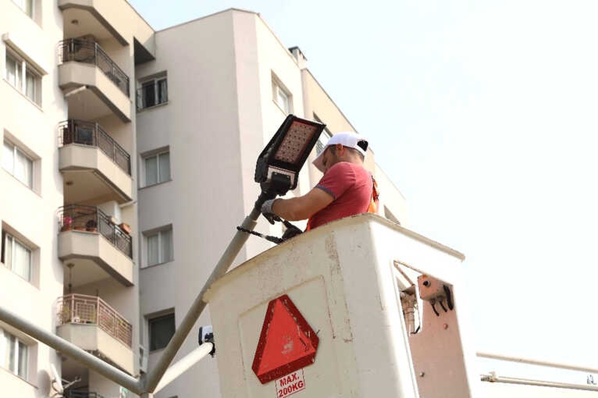 Bayraklı\'nın Parklarında Enerji Tasarrufu