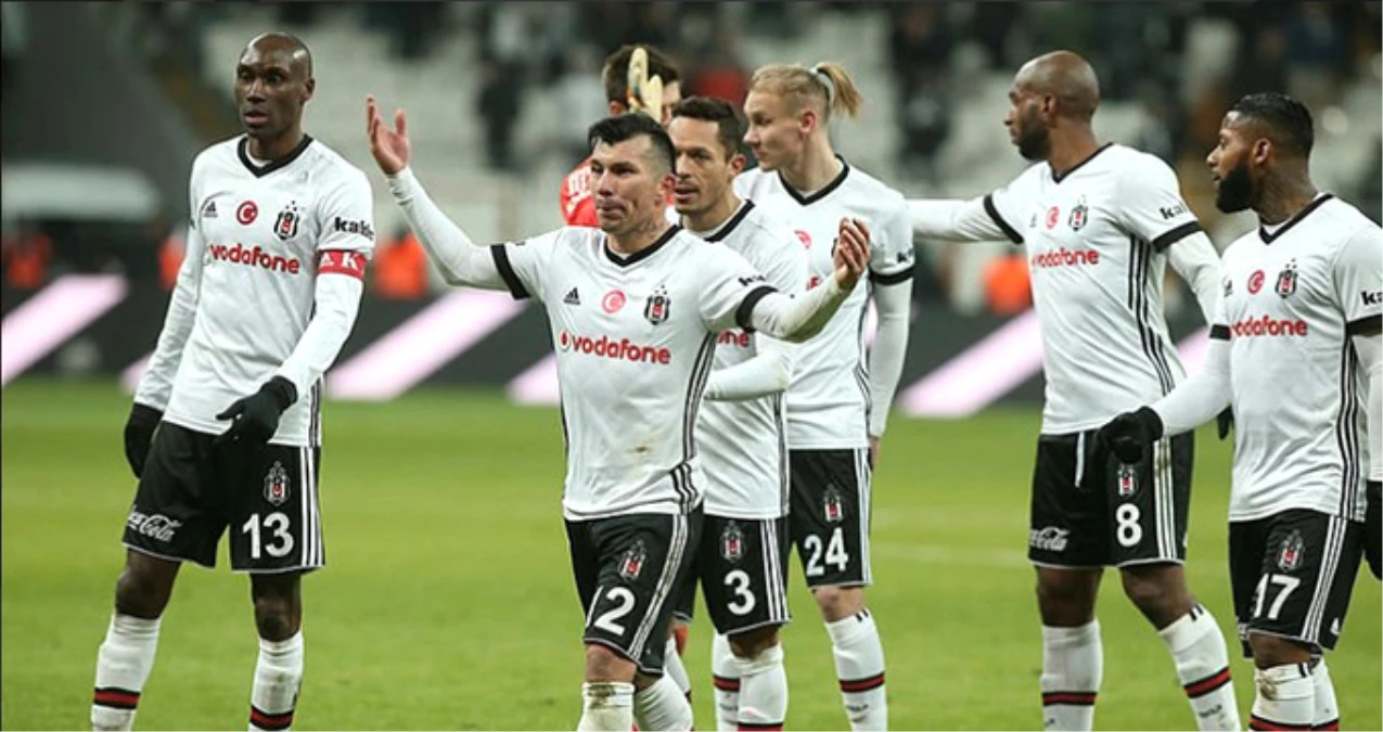 Beşiktaş\'ta Medel ve Adriano Zorlu Genk Maçında Forma Giyemeyecek