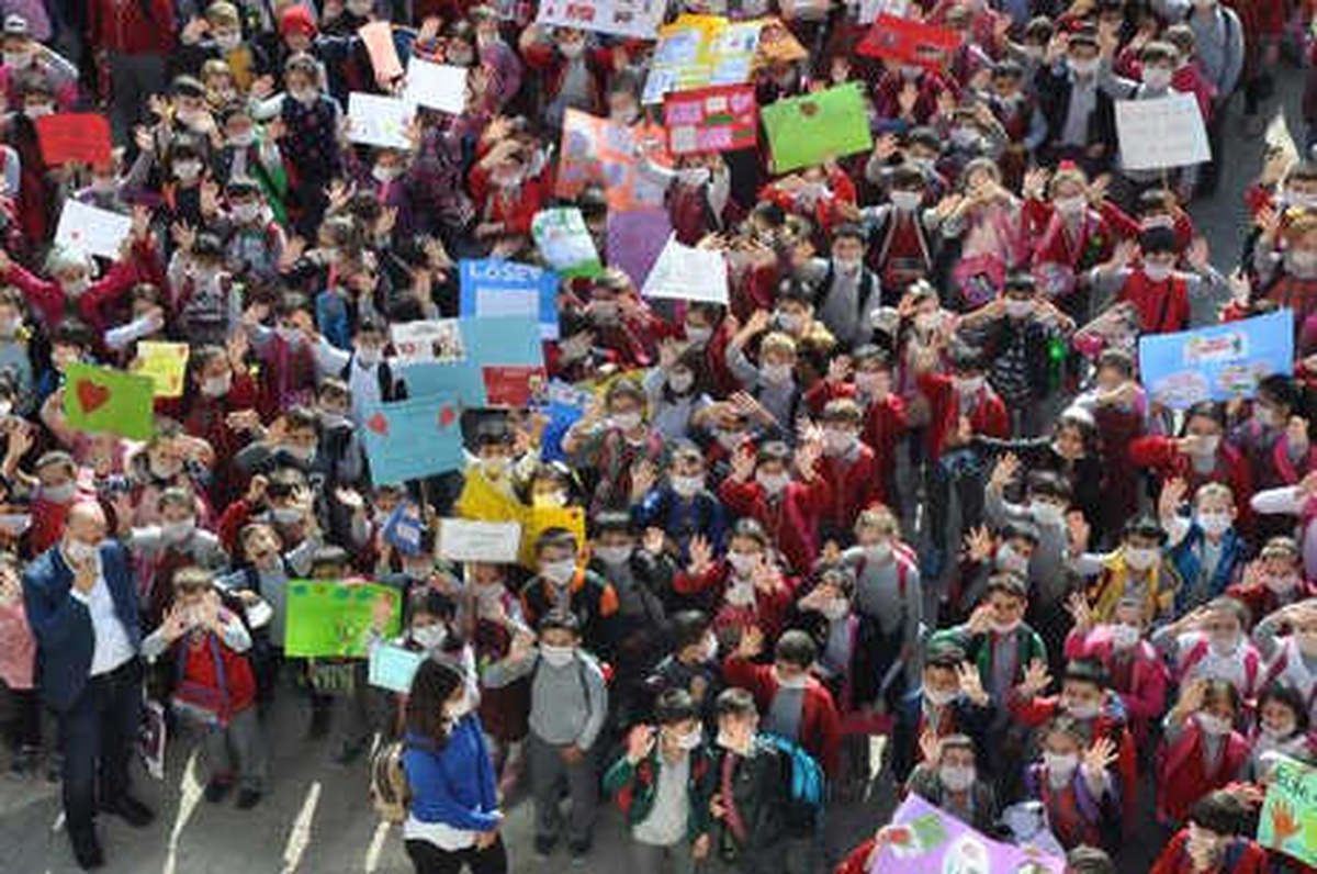 Bin 500 Öğrenci Farkındalık İçin Okula Maskeyle Geldi