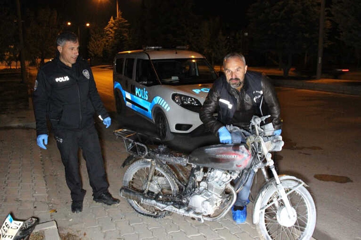 Çalıntı Motosiklet Parkta Yakılmış Halde Bulundu