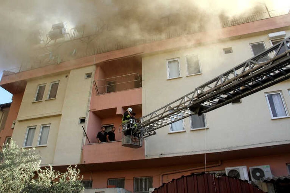 Çatı Yangınında Mahsur Kalan Çocuk Son Anda Kurtarıldı