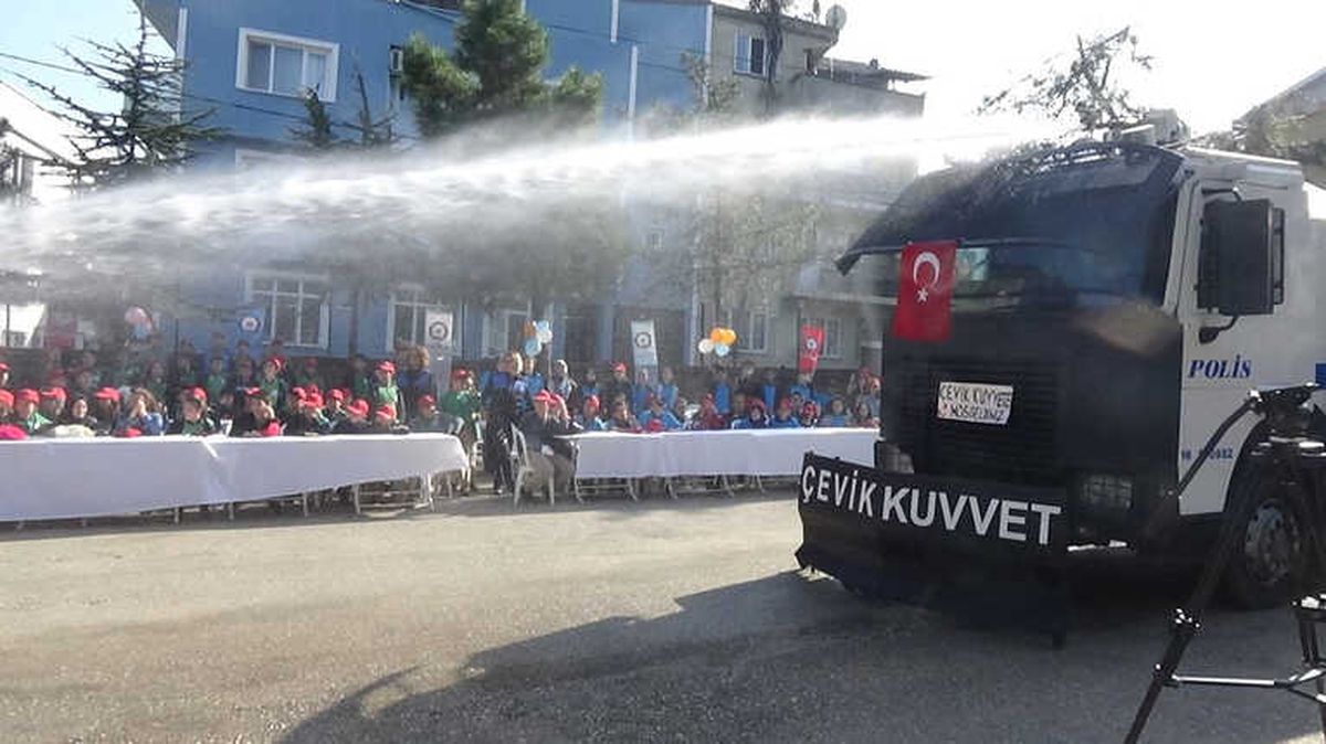 Çevik Kuvvete Eğlenceli Baskın
