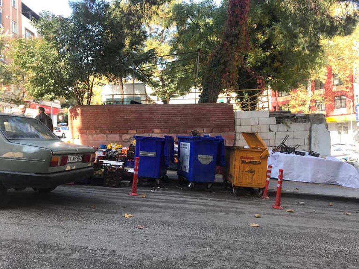 Çöp Konteyneri Arasında Ekmek Parası