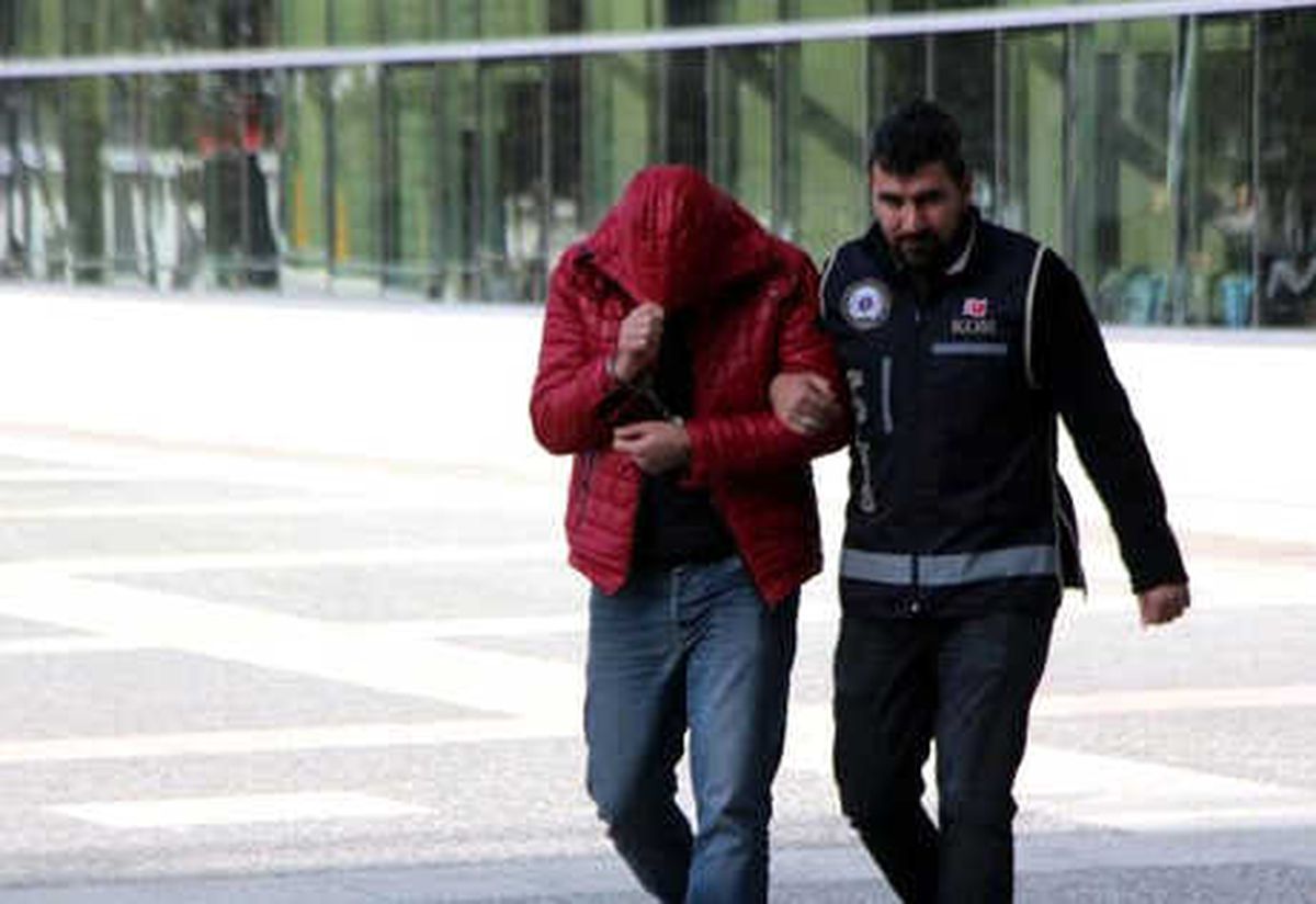 Dolandırıcılıktan Aranan Şüpheli, 26 Kredi Kartıyla Yakalandı