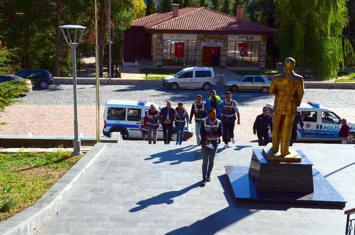 Durdurulan Araçta Poşet İçinde Silahlar Ele Geçirildi