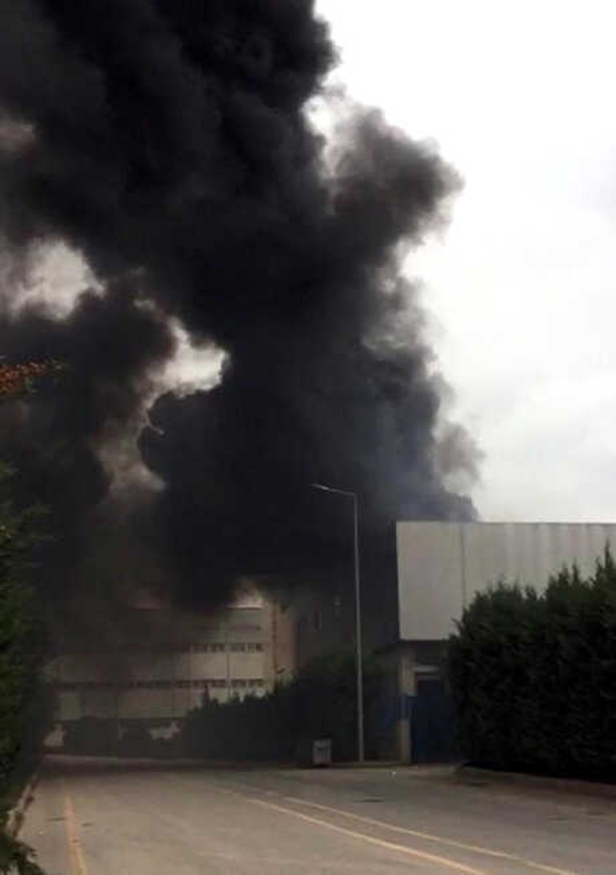 Gebze\'de, Fabrika Çatısında Yangın (2) - Yeniden