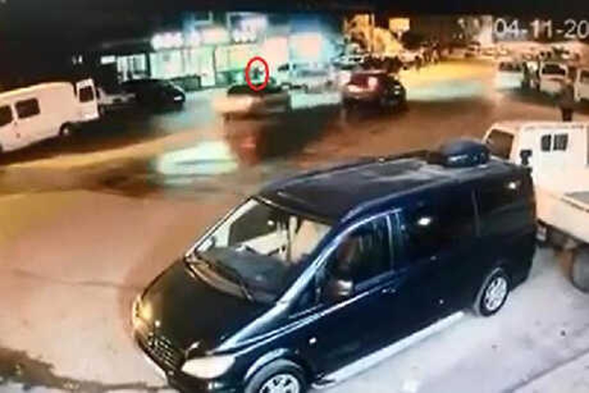 Hatalı Solama Yapan Otomobilin Yayaya Çarptığı An Kamerada