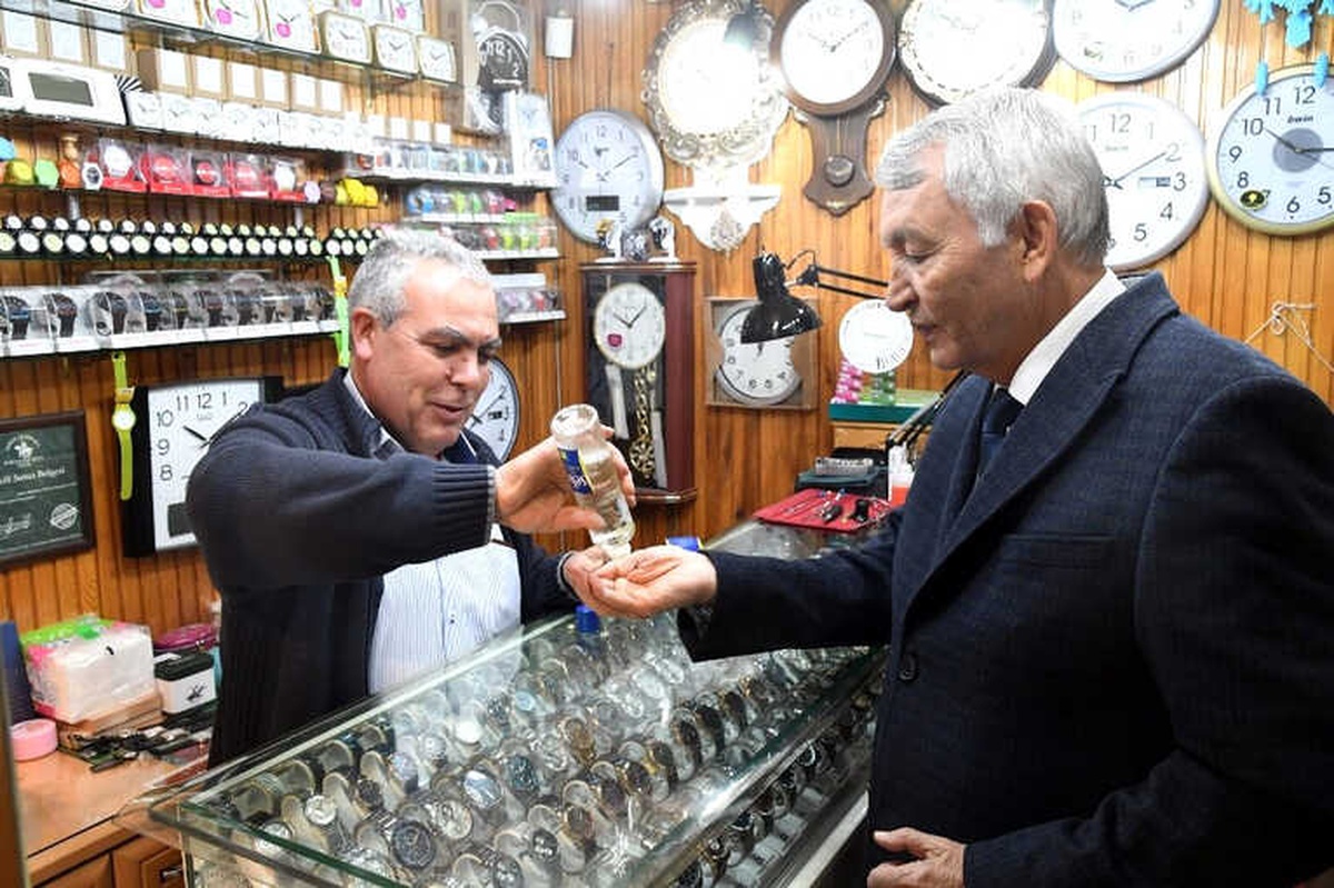 İndirim Günleri Düzenlenen Tarihi Üzüm Pazarı\'nda Yüzler Gülüyor