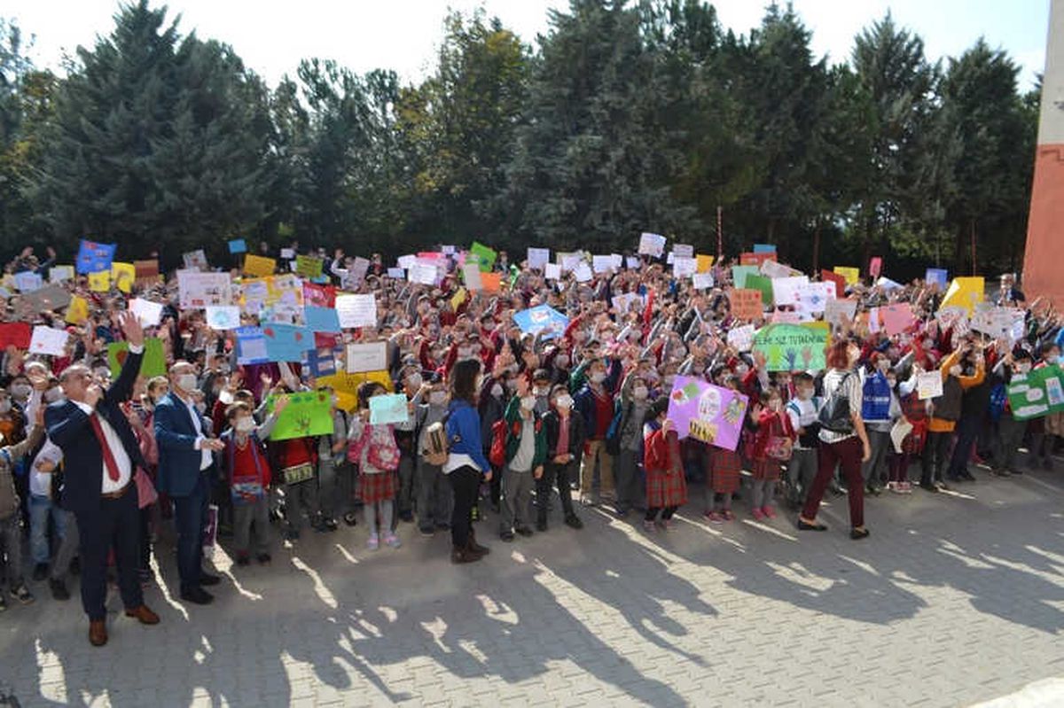 İnegöl\'de Binlerce Öğrenci Maskeyle Ders Yaptı