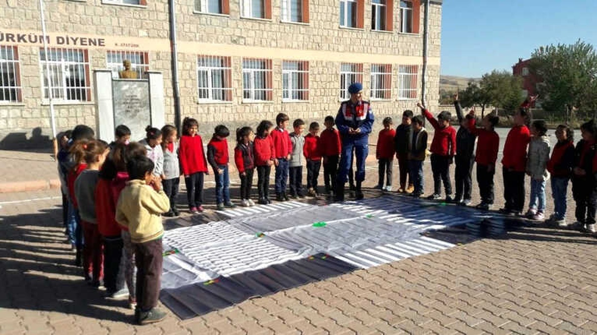 Jandarma Ekiplerinden Öğrencilere Uygulamalı Trafik Eğitimi